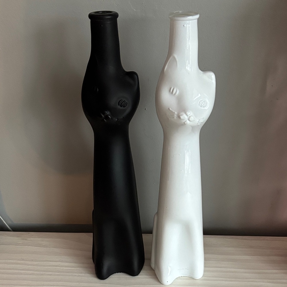 Black and White Cat-Shaped Rheinhessen Bottles‎